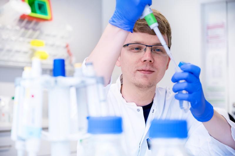 Sven Hagemann in the laboratory of the Institute of Molecular Medicine.