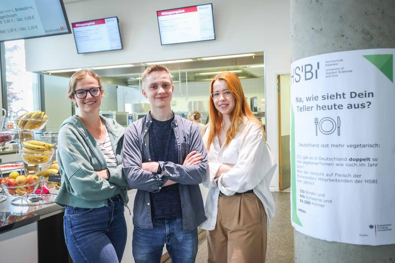 Svenja Kulbrock, Luca Schellin und Michelle Metzinger (v.l.) studieren Wirtschaftspsychologie an der HSBI und untersuchten, wie sich das Konsumverhalten in der Cafeteria beeinflussen lässt. 