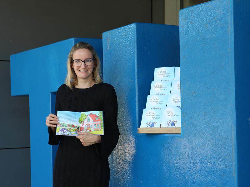 Impulsgeberin und Autorin Franziska Hegner mit dem Buch "Stufen des automatisierten Fahrens" (Foto: THI). 