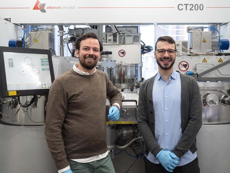 Innovation im Gange: CEO Moritz Futscher und CTO Abdessalem Aribia im Coating Competence Center der Empa. 