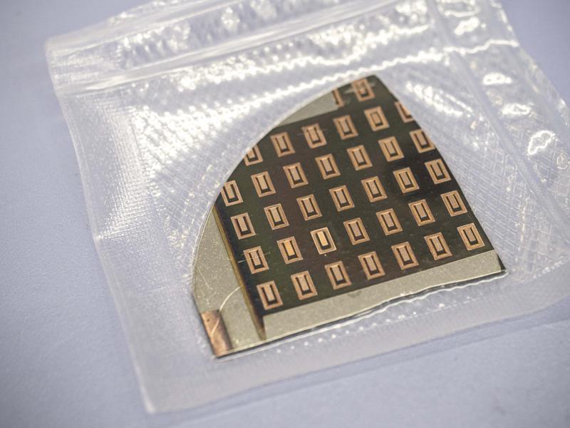 Proof of Concept: Zurzeit messen die einzelnen Zellen der neuartigen Batterie nur etwa 1 × 3 Millimeter. 