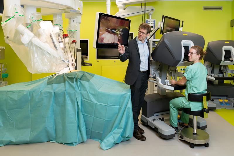 Eingeblendete Hilfestellungen zu anatomischen Strukturen sollen Chirurginnen und Chirurgen künftig bei Operationen unterstützen. V.l.n.r.: Dr. Sebastian Bodenstedt, Dr. Fiona Kolbinger