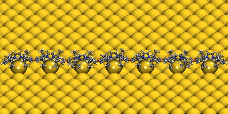 Seitenansicht einer mit der quantenmechanischen Dichtefunktionaltheorie optimierten Struktur einer Ballbot-Molekülkette.