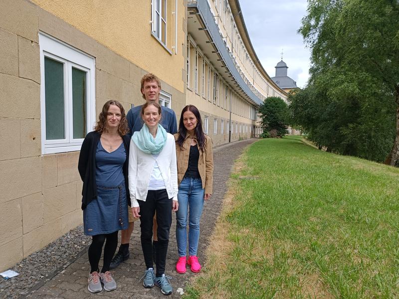 Julia Franke-Redding, Dr. Andrea Reichenberger, Jasmin Özel (v.l.) und Dr. Rudolf Meer von der Nachwuchsforschungsgruppe "Geschichte und Philosophie neu denken: Frauen im Fokus". 