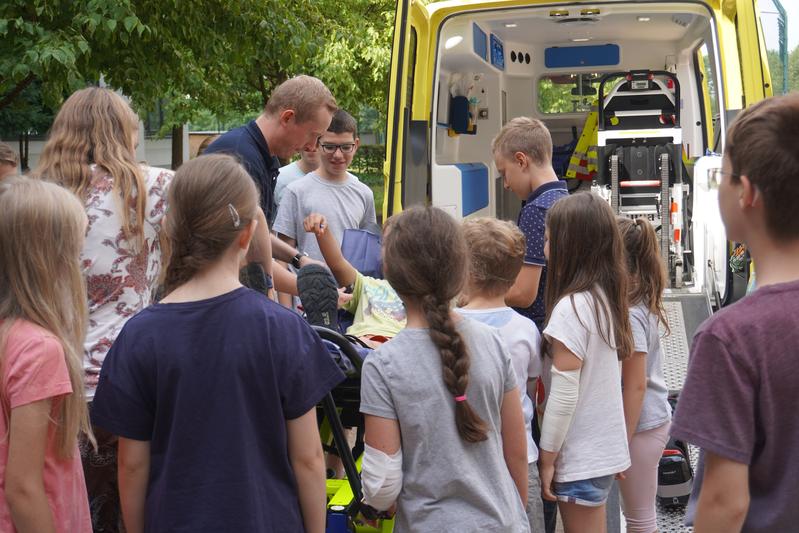 Nachwuchsstudierende des SommerKinderCollege inspizieren einen Krankenwagen