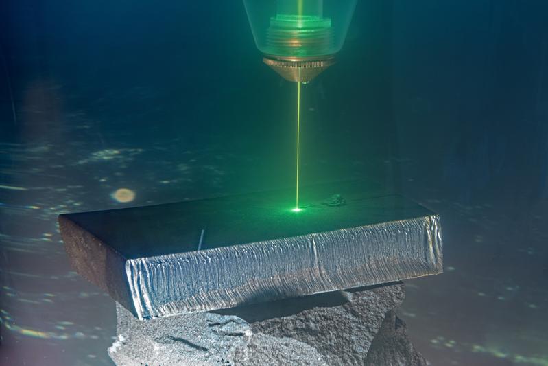 A particularly short-wavelength green laser, whose cutting capability is also given in water, is used to cut steel and metals in the sea. Fraunhofer IWS has researched and developed a solution that already works in the lab.