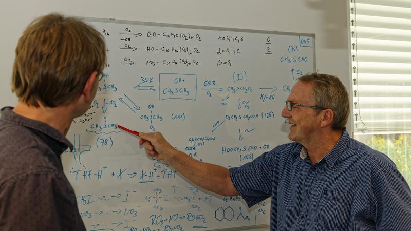 Dr. Torsten Berndt (rechts) und Dr. Erik H. Hoffmann (links) bei der Diskussion der Ergebnisse von Labormessungen und Modellierung.