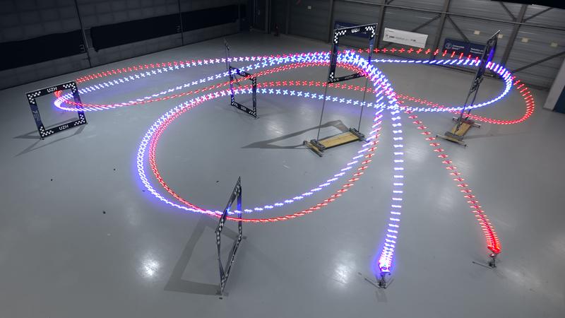 Die mit KI trainierte autonome Drohne (in blau) schaffte insgesamt die schnellste Runde, mit einer halben Sekunde Vorsprung vor der Bestzeit eines menschlichen Piloten. 
