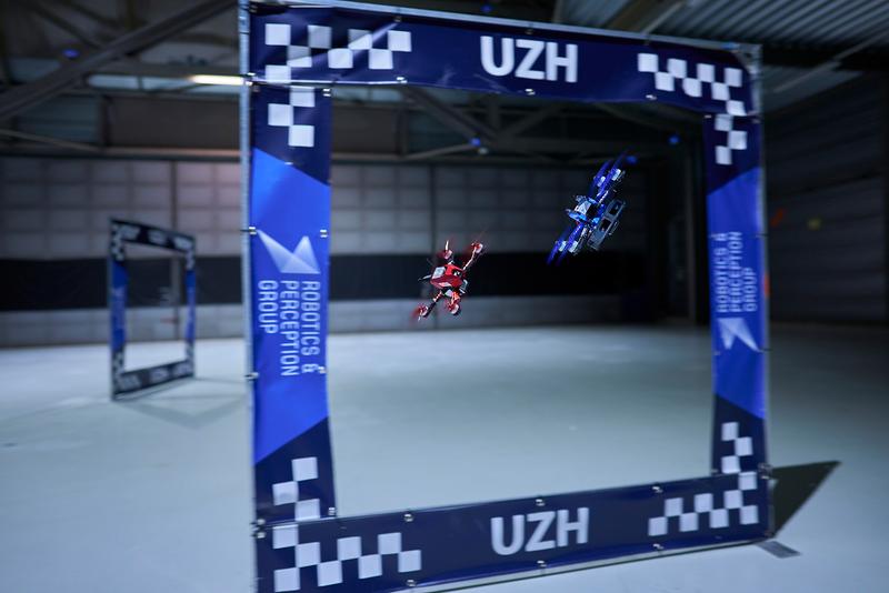 Swift wurde in einer simulierten Umgebung trainiert, in der sich das System das Fliegen nach Prinzip Try and Error selbst beibrachte. (Bild: Leonard Bauersfeld) 