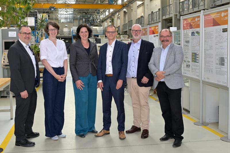 Senatorin für Umwelt, Klima und Wissenschaft zu Besuch am Leibniz-IWT: (v.l.n.r.) Prof. Rainer Fechte-Heinen, Dr. Britta Hamann, Senatorin Kathrin Moosdorf, Staatsrat Jan Fries, Prof. Udo Fritsching, Prof. Bernhard Karpuschewski