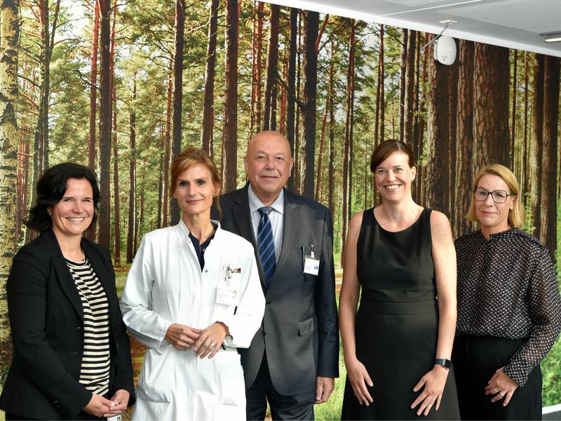 Prof. Dr. Wiebke Fenske (2. v. l.) mit (v. l.): Dr. Tina Groll (Geschäftsführerin), Prof. Dr. Reinhold A. Laun (Ärztlicher Direktor), Anne Elvering (Kaufmännische Direktorin) und Katja van Bracht (Pflegedirektorin)