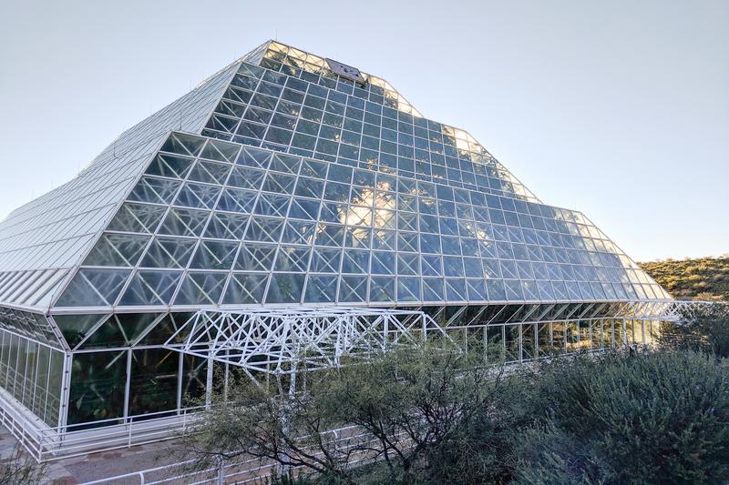Außenansicht des experimentellen Regenwaldes der Biosphere 2 in Oracle, Arizona.