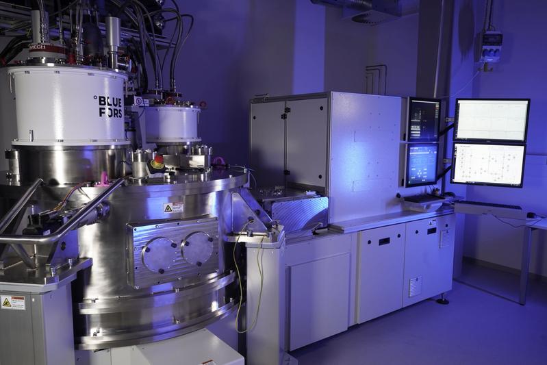 Der kryogene On-Wafer-Prober am Fraunhofer IAF charakterisiert vollautomatisch bis zu 25 ganze 200-mm- oder 300-mm-Wafer mit Bauelementen für Quantencomputer und Quantensensoren