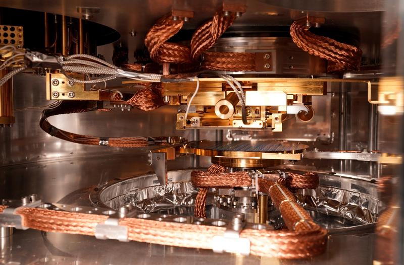 Blick in die Hauptkammer mit einem 200-mm-Wafer in der Mitte auf dem Chuck, der unter der Nadelkarte bewegt wird.