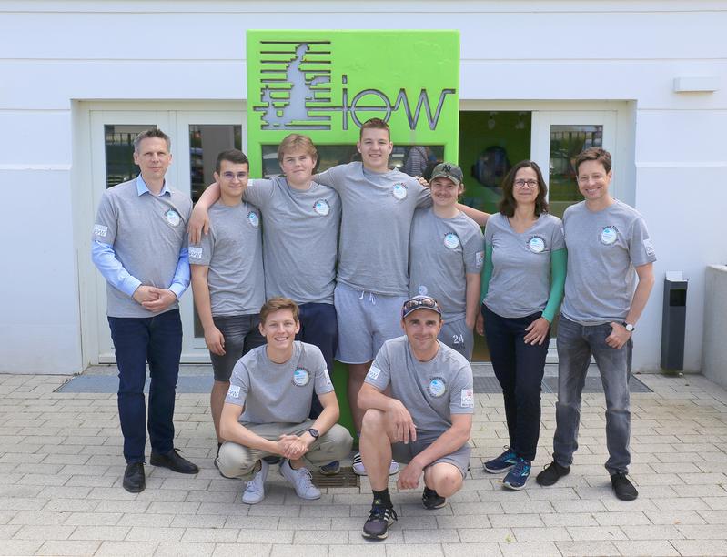 Die deutsche IESO-Olympiamannschaft 2023 samt Betreuungsteam (v. l.): IOW-Direktor Oliver Zielinski, die Schüler Leon Nezaj, Benjamin Poost, Leon Arlit und Andy Jähnert, Sylke Hlavatsch (DGGV), Sven Thor, Lehrer. Unten: Simon Ziegenbalg & Sven Hille (IOW)