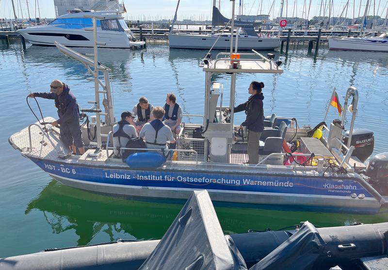 Forschungsausfahrt der Schüler-Nationalmannschaft der IESO 2023 in Sachen Ostsee-Klimawandel mit dem IOW-Forschungsboot KLAASHAHN. Unterstützt wurde sie an Bord vom Schulbeauftragten und und einer Technikerin des IOW.