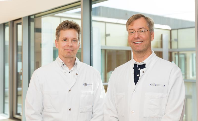 Prof. Dr. Götz Thomalla (l.) und Prof. Dr. Tim Magnus übernehmen gemeinsam die Leitung der Klinik für Neurologie des UKE