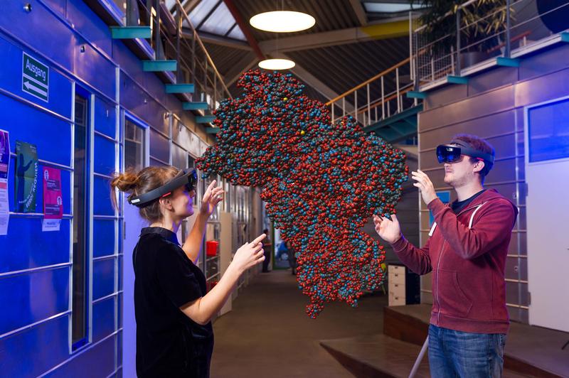 Mit 3D-Brillen tauchen die Nutzer*innen immersiv in eine Virtual-Reality-Umgebung ein. 