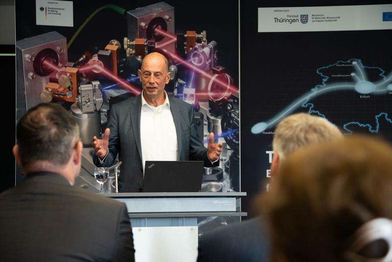 Minister Tiefensee zu Gast am Fraunhofer-Zentrum in Erfurt.