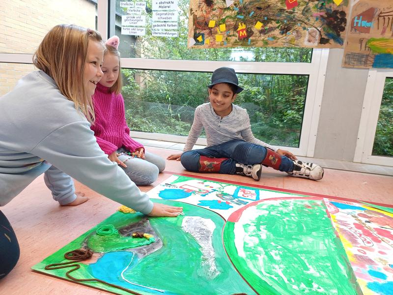 Textverständnis durch künstlerisches Arbeiten verbessern: Auch von diesem Ansatz profitieren die Kinder in der Sommerschule.