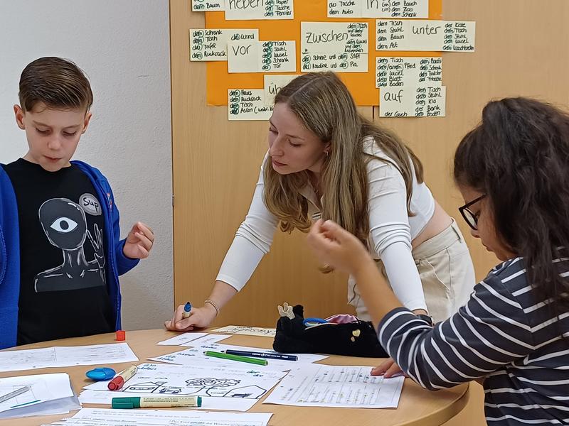 Auf dem Tisch oder auf den Tisch? Präpositionen sind eines der Themen der Kiwanis Sommerschule 2023. 