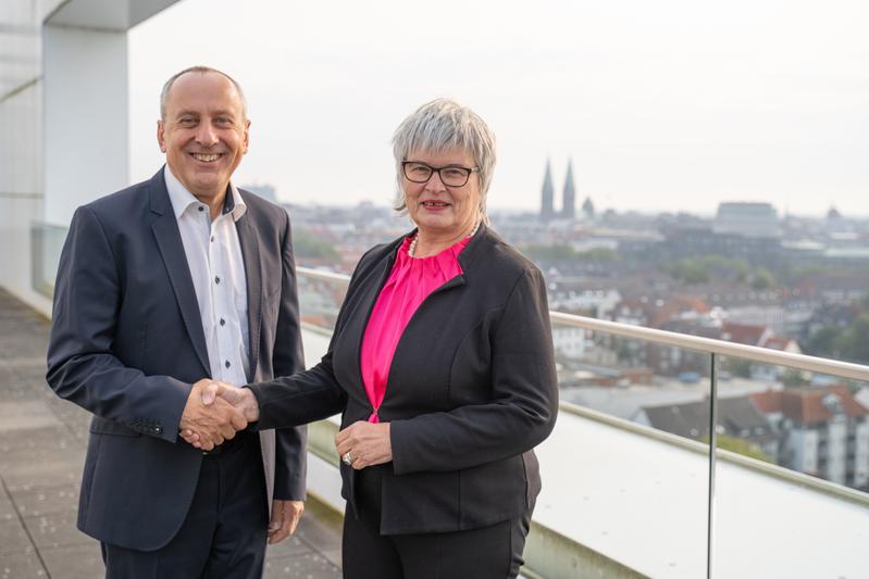 Their change of office is marked by continuity an reliability (from left): the new President Prof. Dr. Konrad Wolf of Hochschule Bremen (HSB) and his predecessor Prof. Dr. Karin Luckey.