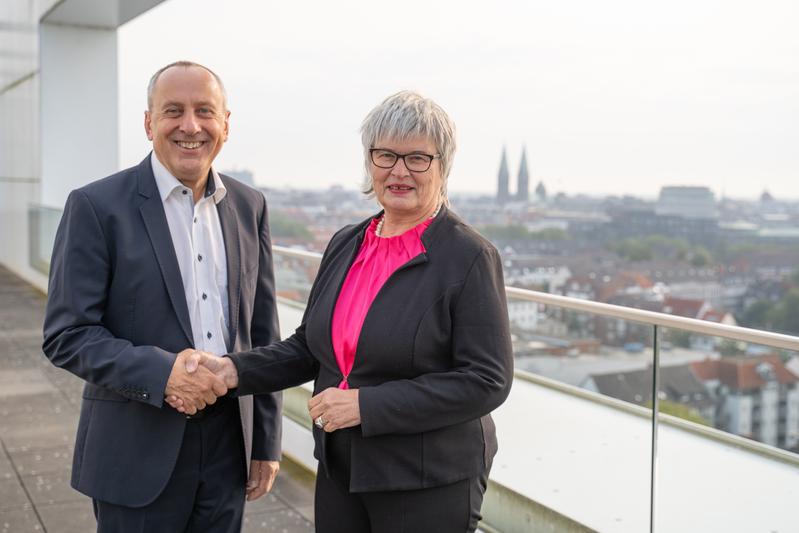 Ihre Amtsübergabe steht im Zeichen von Verlässlichkeit und Kontinuität (von links): der neue Rektor Prof. Dr. Konrad Wolf der Hochschule Bremen (HSB) und seine langjährige Vorgängerin Prof. Dr. Karin Luckey. 