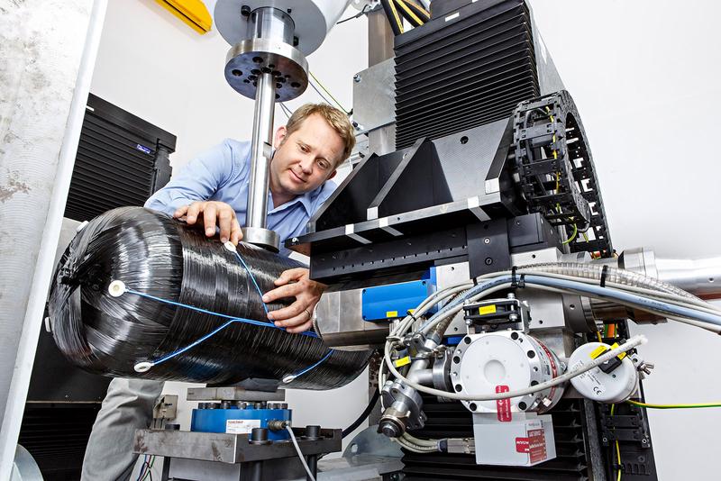 Der HyMon-Drucktank wird im Fraunhofer LBF vorgeschädigt.