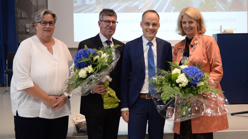 Abschied und Einführung mit Blumen (von links): Kanzlerin Dr. Ulrike Graßnick, der scheidende Präsident Prof. Dr. Dr. h.c. Michael Jäckel, Staatssekretär Dr. Denis Alt und Präsidentin Prof. Dr. Eva Martha Eckkrammer.