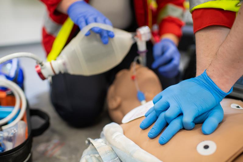 Nicht nur die Profis vom Rettungsdienst können Leben retten, sondern jede und jeder einzelne, sofern sie wissen, wie es geht. Die Woche der Wiederbelebung will daher das Thema in den Fokus rücken