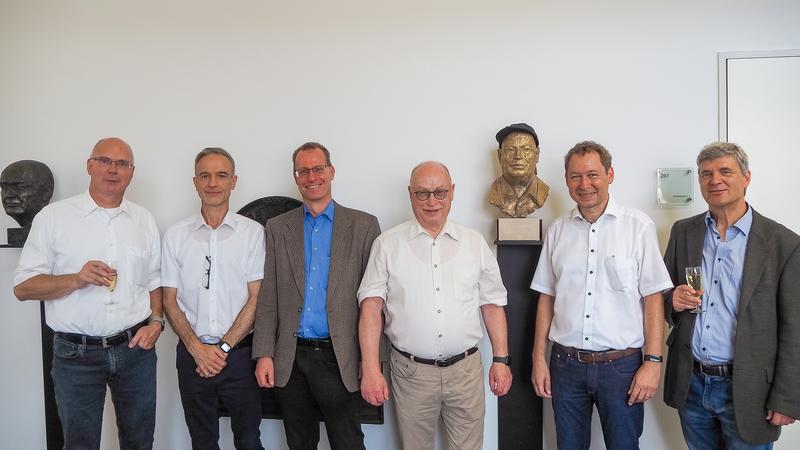 The management of the Max-Planck-Institut für Eisenforschung (MPIE) together with Prof. Martin Stratmann (4th from the left), President of the Max Planck Society (MPG) until June 2023 and now head of an emeritus group at MPIE. 