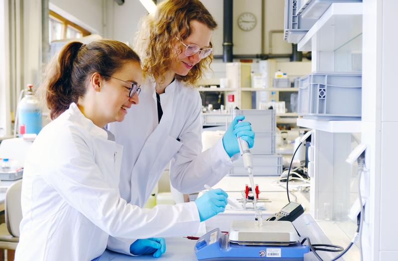 Dr. Margarethe Hauck (right) and Lena Saure, first authors of the study, produced the hydrogel in the laboratory at the Faculty of Engineering. 