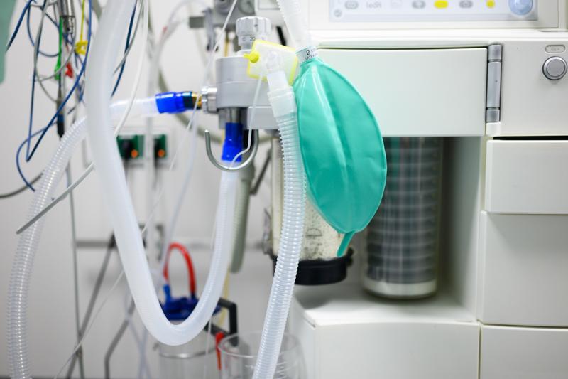 Unter das Pauschalverbot fallen eine Reihe von Substanzen, die u.a. für die Herstellung von Membranen in Beatmungs- und Dialysegeräten, Herz-Lungenmaschinen und in Schläuchen verwendet werden. Bisher gibt es dafür keine Alternativen. 