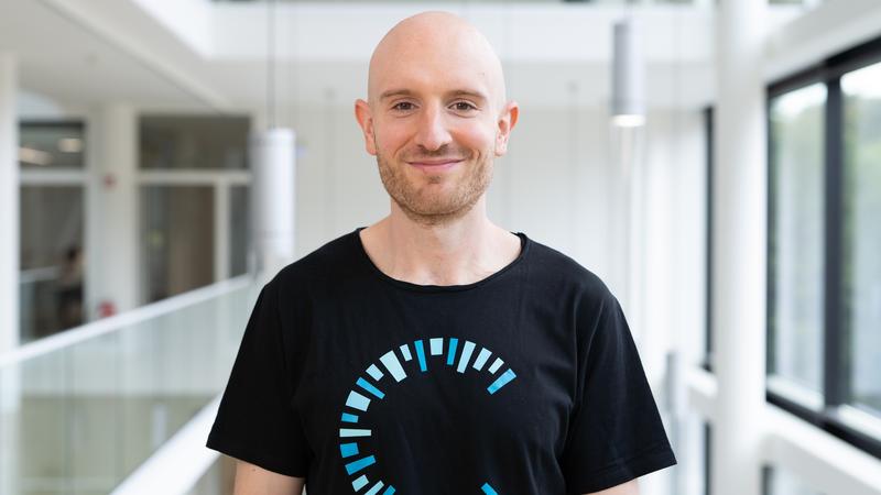 CISPA researcher Dr. Julian Loss wants to make the networks of the future more secure and efficient. 