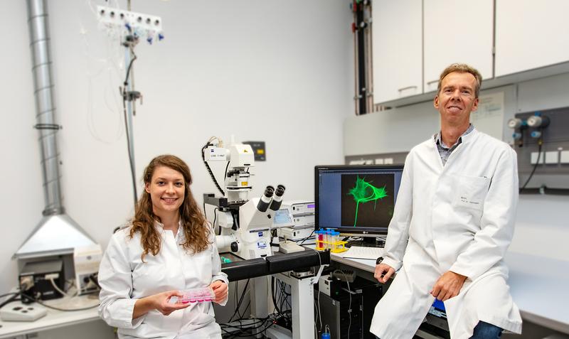 Dr. Josephine Labus und Professor Evgeni Ponimaskin im Labor des MHH-Instituts für Neurophysiologie