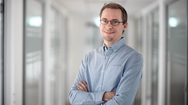 Blickt auf genetische Daten: Professor Johannes Köster