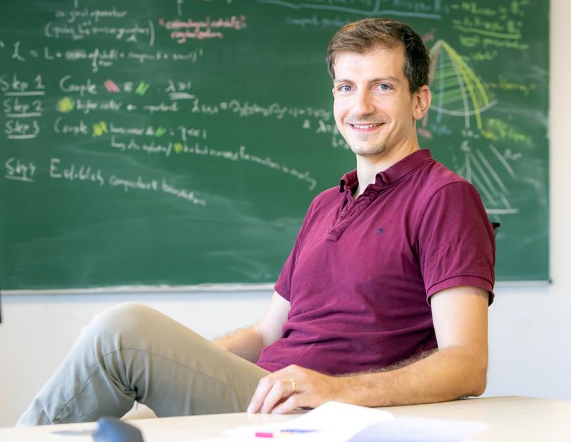 Prof. Ph.D. Dejan Gajic forscht zur Physik von Schwarzen Löchern.