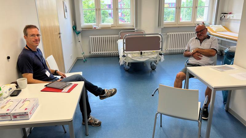 Typischer Prüfungsaufbau bei der OSCE: Prüfer (li.) und „Patient“ erwarten die Prüflinge an einer der Stationen. 
