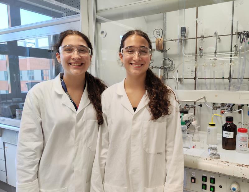 Lena (left) and Hanna Fries from Bavaria are conducting research for three weeks at the Rostock Leibniz Institute for Catalysis. 