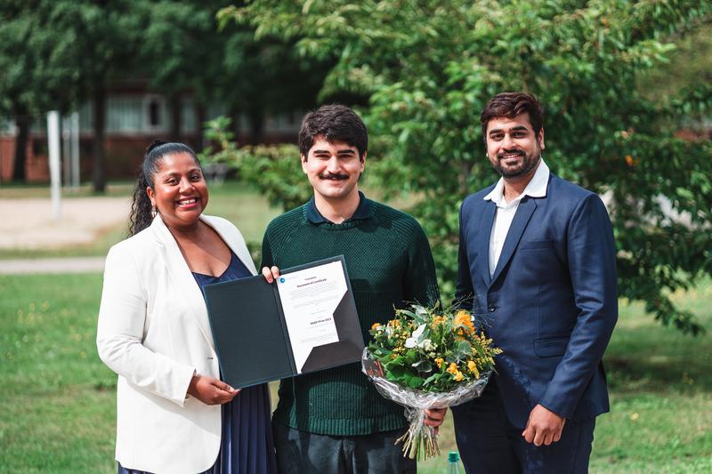 DAAD Prize winner Ömer Güzel (middle) with Mercator college Resident Mentor Dr. Adilah Ponnurangam (left) and Residential Life Officer Hatim Kara (right).
