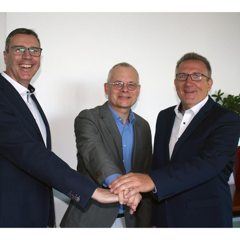 Ist seit dem 1. September neuer Präsident an der Hochschule Weserbergland: Prof. Dr. Peter Britz gemeinsam mit seinem Vorgänger Prof. Dr. Hans Ludwig Meyer und dem Vorsitzenden des Trägervereins Holger Stöcker (v.r.n.l.). 