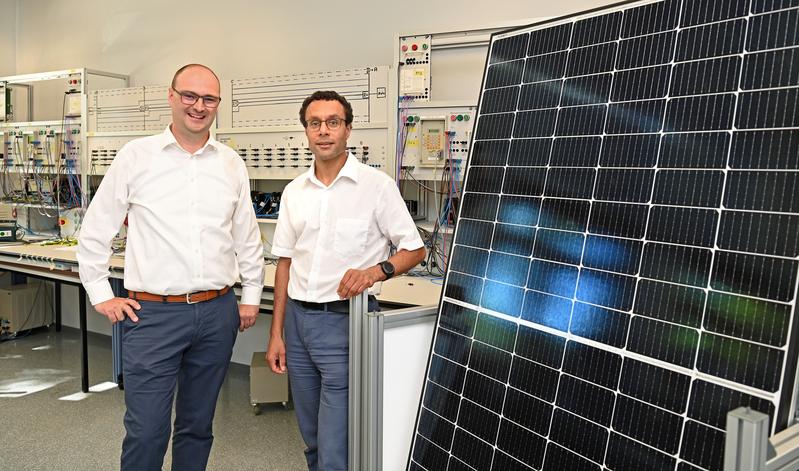 Im neuen Forschungsschwerpunkt Cloud-Energy-Lab wollen Prof. Dr. Martin Kiel (l.) und Prof. Dr. Yves Rosefort (r.) sowie zahlreich weitere Lehrende der FH Dortmund ihre Daten aus den verschiedensten Laboren bündeln. 