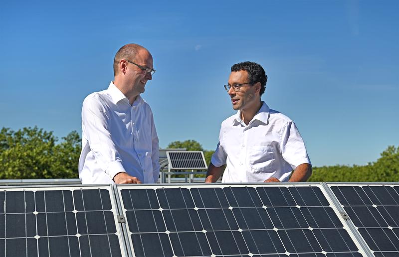 Die Photovoltaik-Anlage der FH Dortmund wird Daten für das Cloud-Energy-Lab liefern. Prof. Dr. Martin Kiel (l.) und Prof. Dr. Yves Rosefort wollen mit dem neuen Forschungsschwerpunkt eine Vielzahl realer Testergebnisse und simulierter Daten verknüpfen.