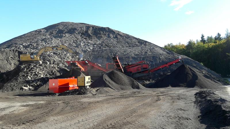 Schwarze Asphaltberge: Der Schweizer Ausbauasphalt soll möglichst komplett wieder zurück in die Strassen. 