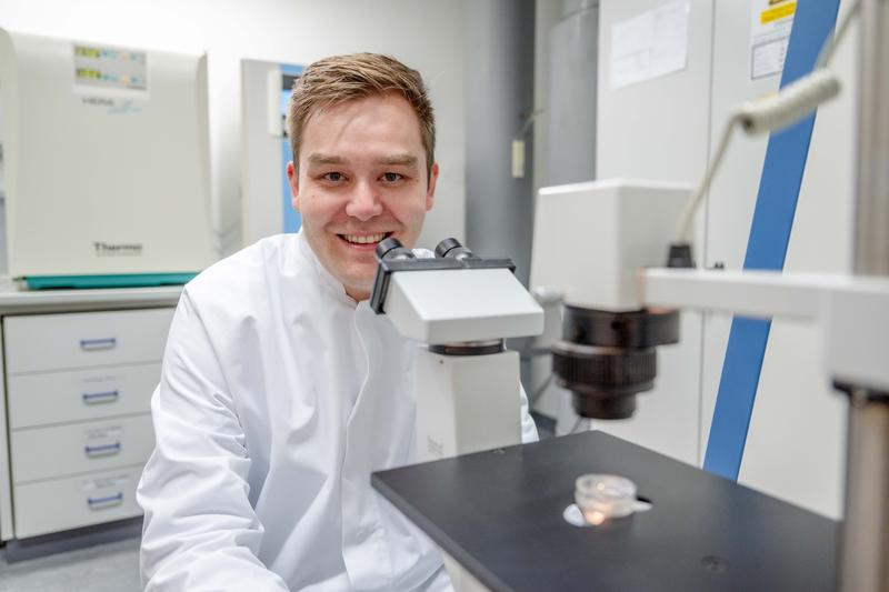 Ein Team um Johannes Karges hat einen nanoverkapselten Wirkstoff entwickelt, der sich in Krebszellen anreichert und sie nach einer Lichtaktivierung beseitigt. 
