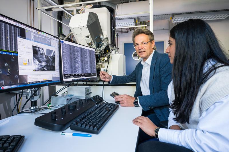 Professor Frank Mücklich - hier mit Doktorandin Aisha Ahmed - forscht an Oberflächen mit besonderen Fähigkeiten.