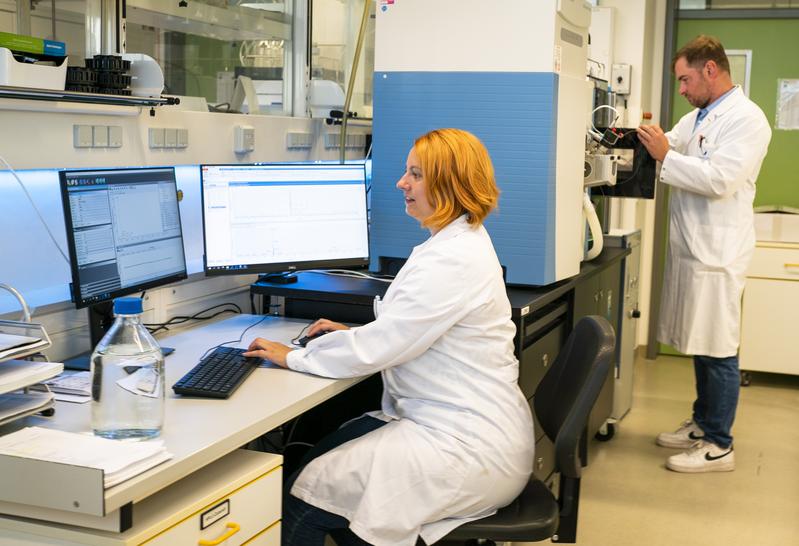 Im Labor des Fachgebietes Enzymtechnologie: Die Doktorandin Rosalie König analysiert Wasserproben, die auf Rückstände untersucht werden. Im neuen Projekt soll eine enzymbasierte Filtertechnologie helfen, Mikroschadstoffe zu beseitigen.