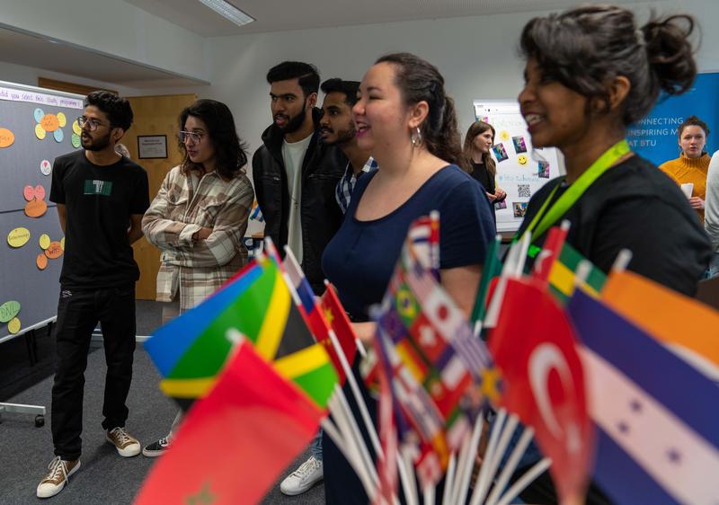 Die internationalen Studierenden werden an der BTU Cottbus-Senftenberg im Welcome Point begrüßt. Hier erhalten sie viele wertvolle Informationen und lernen ihre Ansprechpartner*innen im International Relations Office kennen.