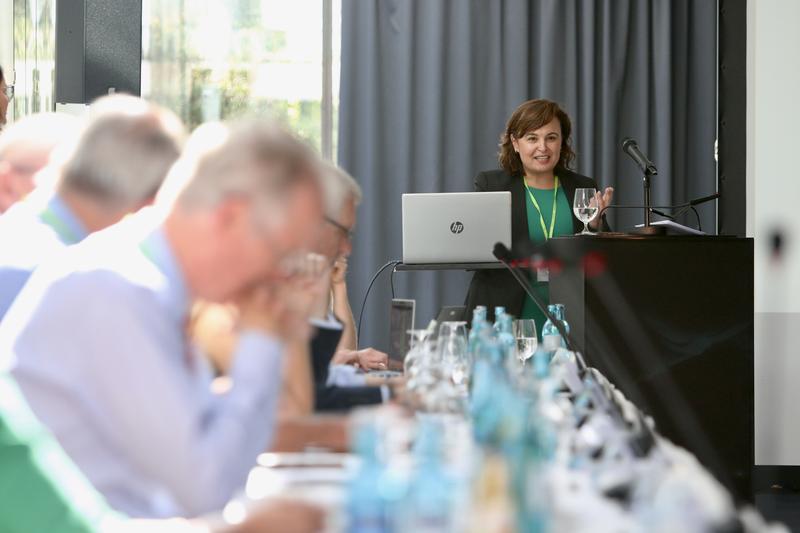 Ayse Asar, Staatssekretärin im Hessischen Ministerium für Wissenschaft und Kunst (HMWK) eröffnete die Dialogveranstaltung mit einem Grußwort.