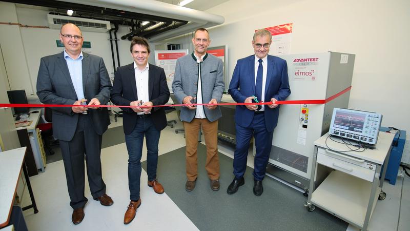 Markus Boll (l.) und Volker Fabiunke (2. v. l.) von Elmos übergaben das Gerät im Beisein von Prof. Dr. Uwe Götze, Prorektor für Transfer und Weiterbildung der TUC (r.), an Prof. Dr. Ulrich Heinkel.